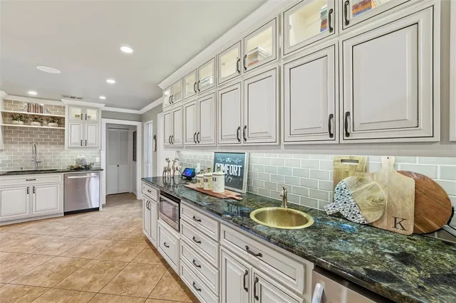 $745,000 | 2000 Lakehill Court, Arlington, TX 76012