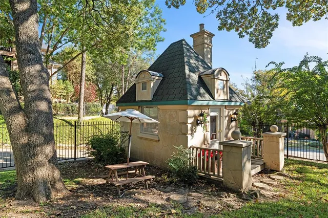 $745,000 | 2000 Lakehill Court, Arlington, TX 76012