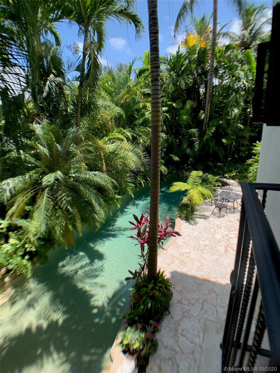 385 Ridgewood Road Key Biscayne, FL 33149 - Photo 17 of 54 a backyard of a house with lots of green space