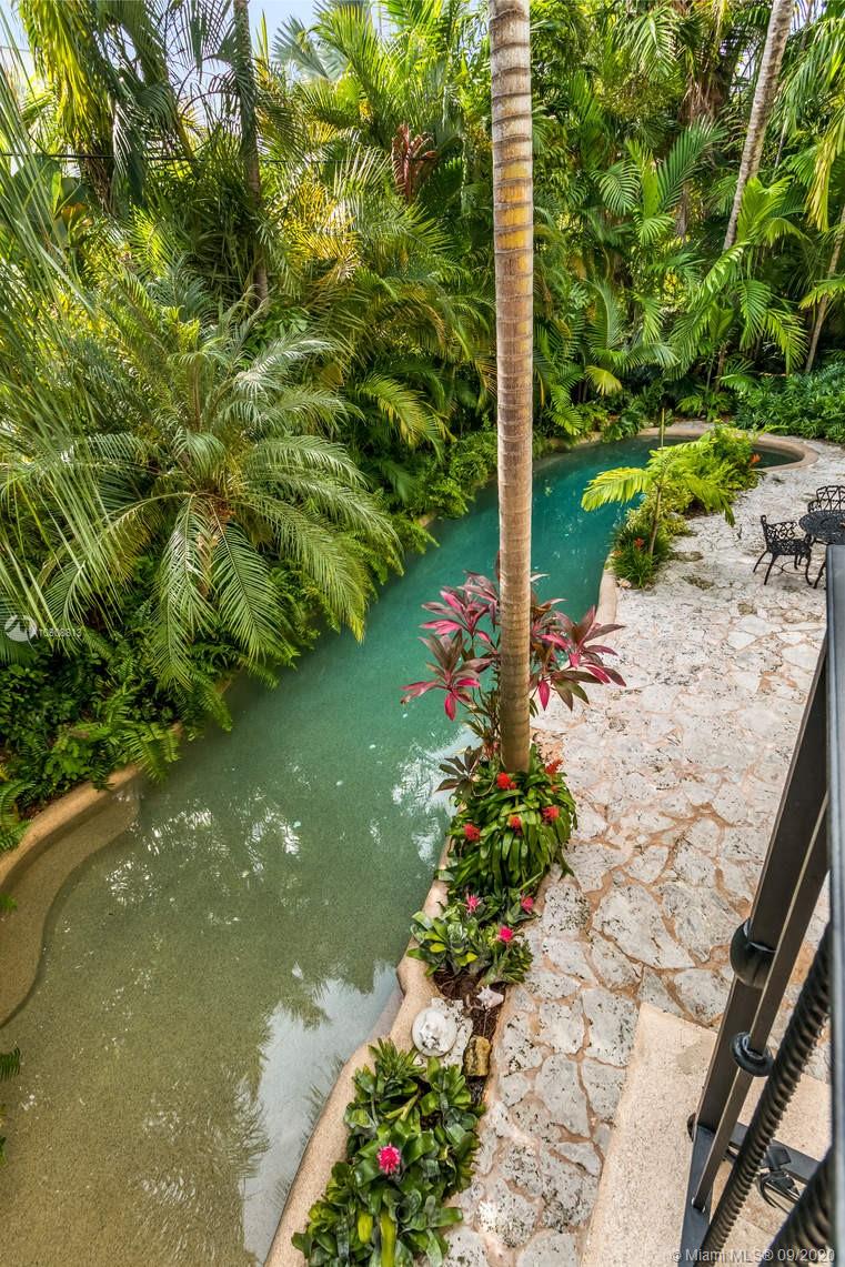 385 Ridgewood Road Key Biscayne, FL 33149 - Photo 49 of 54 a view of a backyard with plants