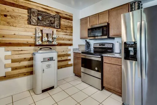 $1,250 | 12602 North 105th Avenue, Sun City, AZ 85351