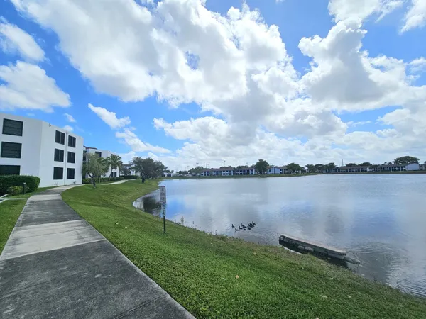 $1,798 | 213 Lake Pointe Drive, Unit 212, Oakland Park, FL 33309