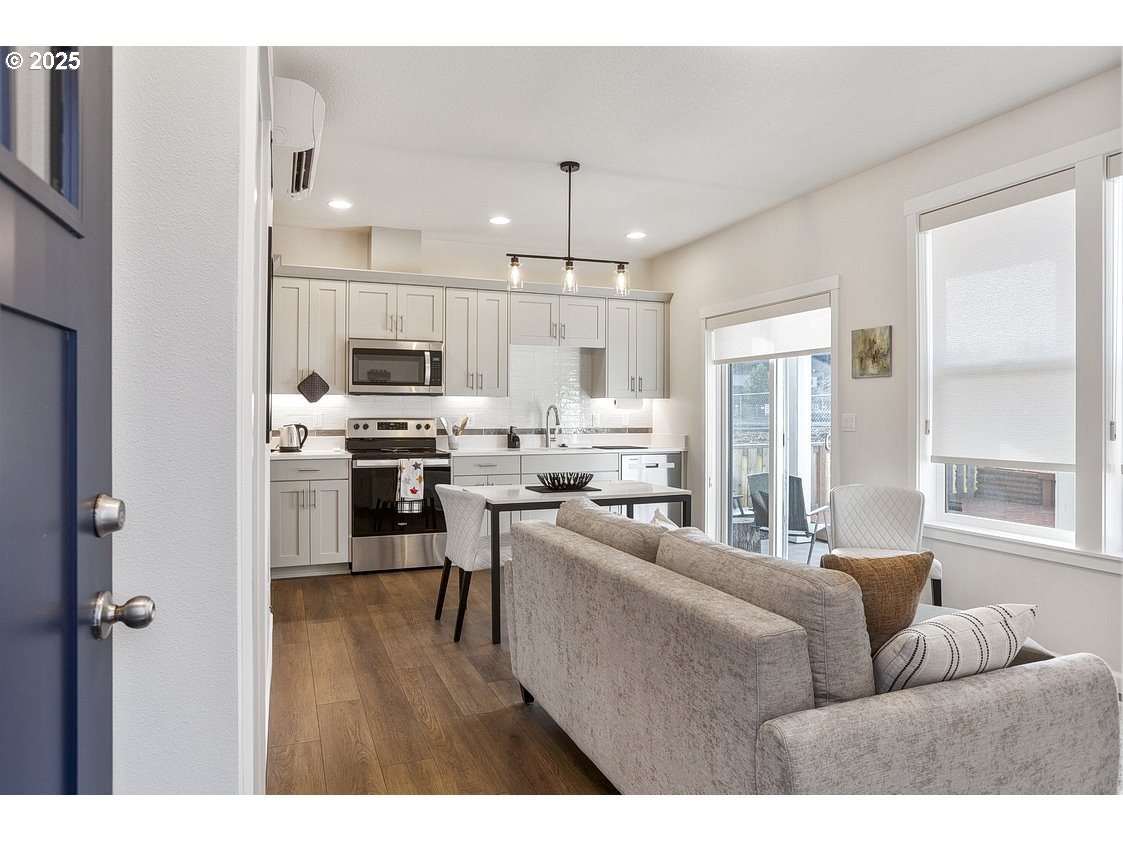 4520 Southeast Fleming Street Newport, OR 97366 - Photo 5 of 38