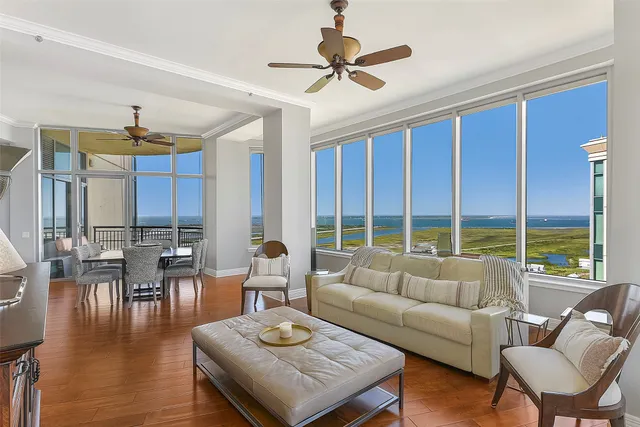 $10,000 | 801 East Beach Drive, Unit TW2704, Galveston, TX 77550