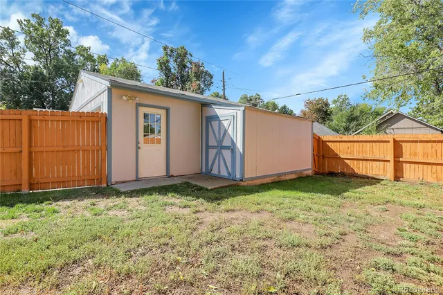 a view of a backyard