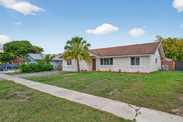 a view of a house with a backyard