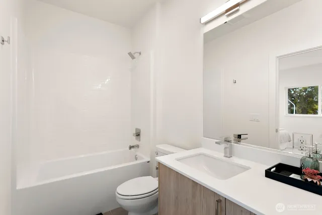 $3,700 | 117 Wells Avenue South, Unit F, Renton, WA 98057