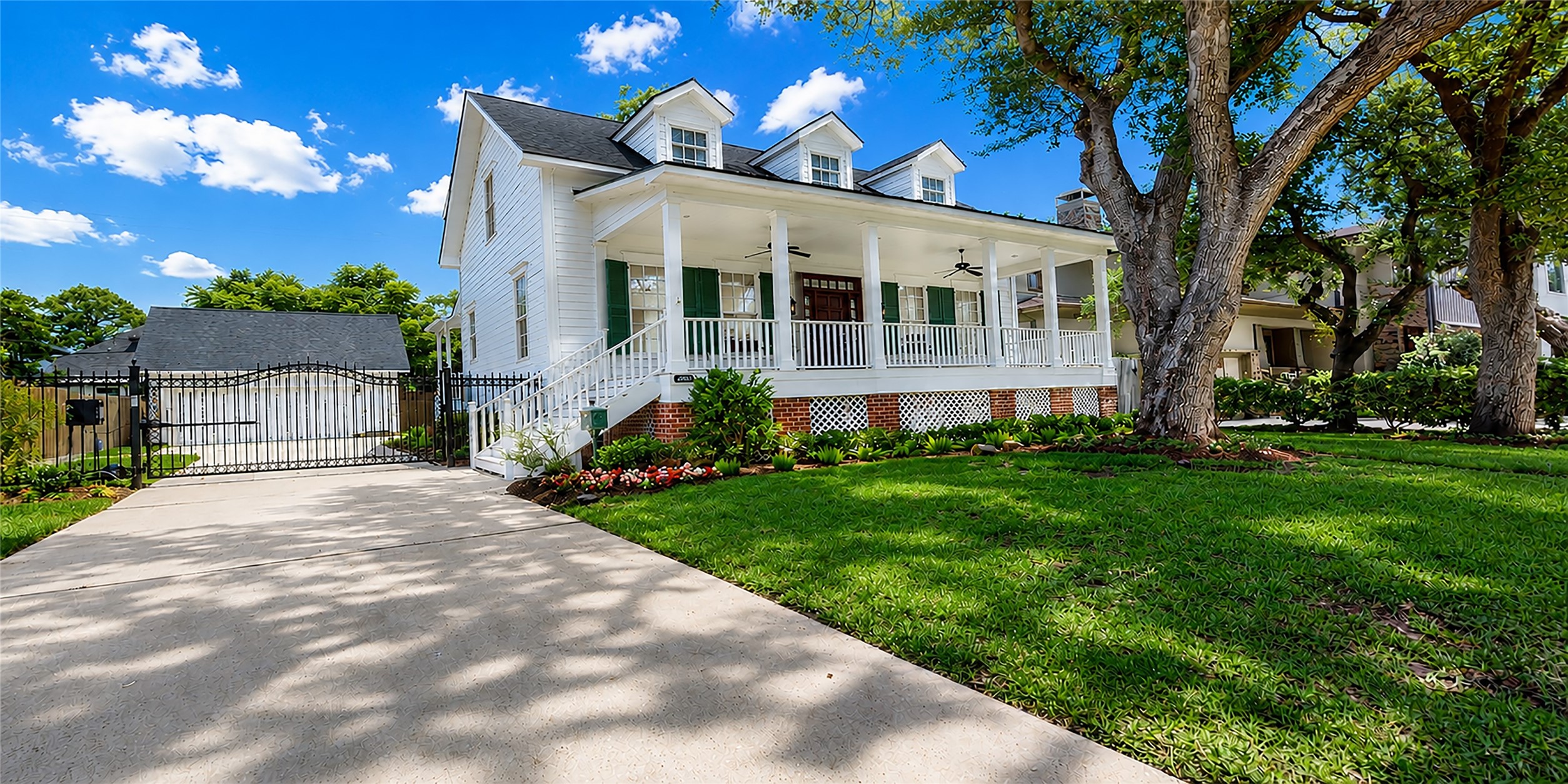 4050 Dumbarton Street Houston, TX 77025 - Photo 2 of 48 Located in sought-after Ayrshire community of Braeswood Place.