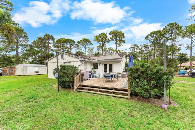 a view of house with garden and trees