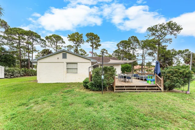 a view of a house with backyard and garden