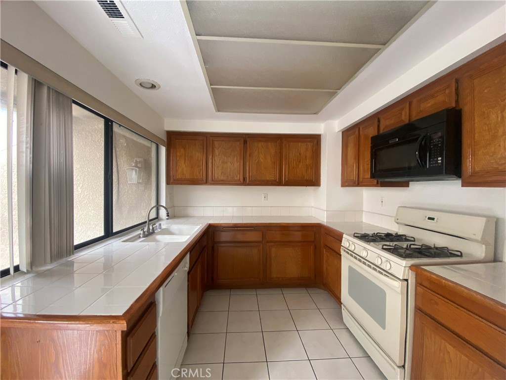 17 Rock Cliff Place Phillips Ranch, CA 91766 - Photo 14 of 27 Kitchen