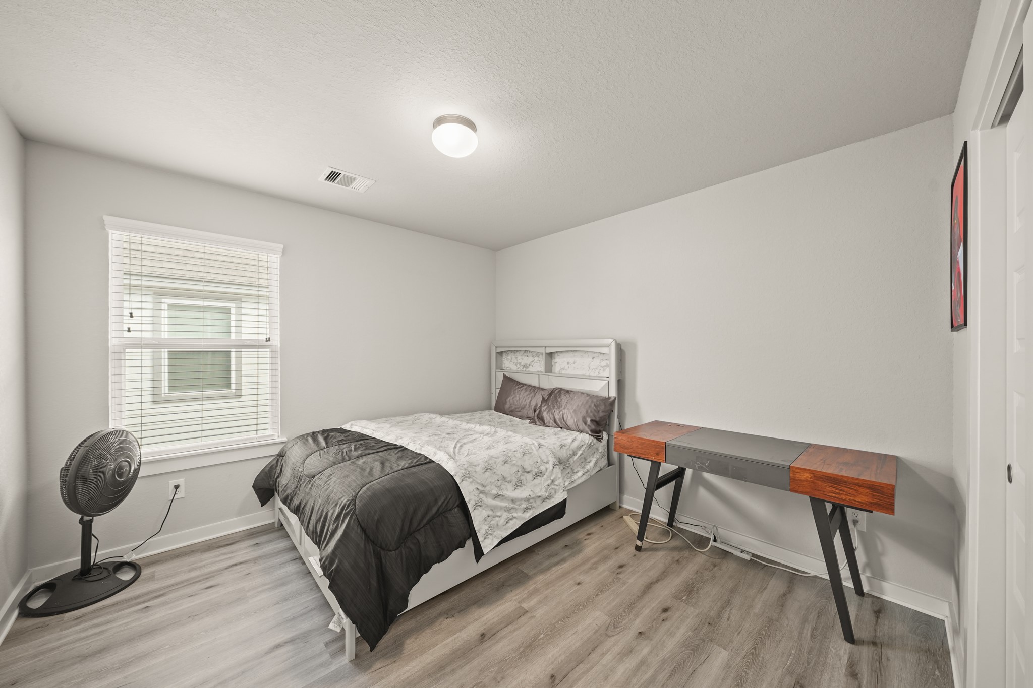 18419 Windy Knl Way Houston, TX 77084 - Photo 25 of 50 a bedroom with a bed and a window