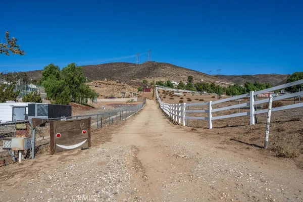 $625,000 | 9555 1/2 Hierba Road, Agua Dulce, CA 91390