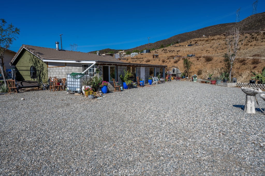 9555 1/2 Hierba Road Agua Dulce, CA 91390 - Photo 2 of 26 a view of the patio and entertaining space