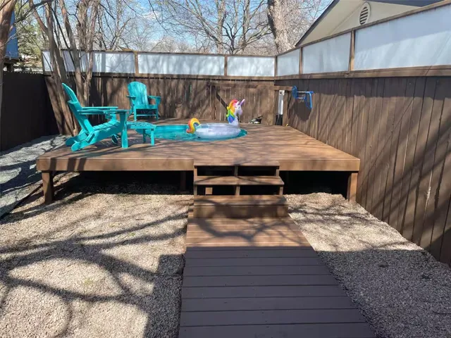 a view of sitting area with furniture