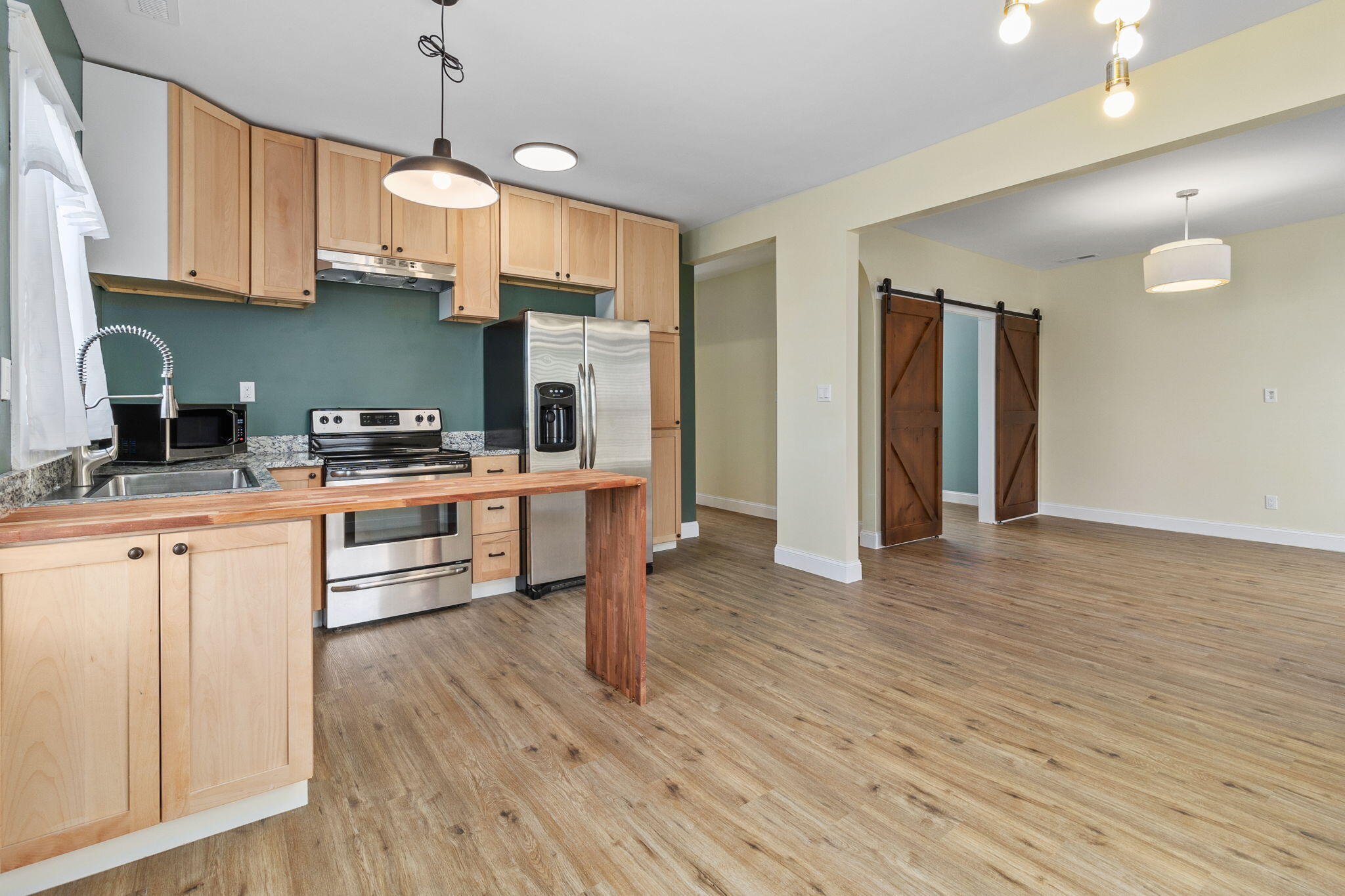 1607 East 50th Street Chattanooga, TN 37407 - Photo 16 of 38 Great breakfast bar with storage