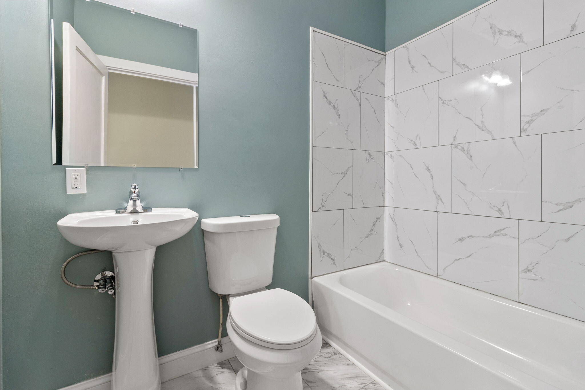 1607 East 50th Street Chattanooga, TN 37407 - Photo 21 of 38 Hallway Bath