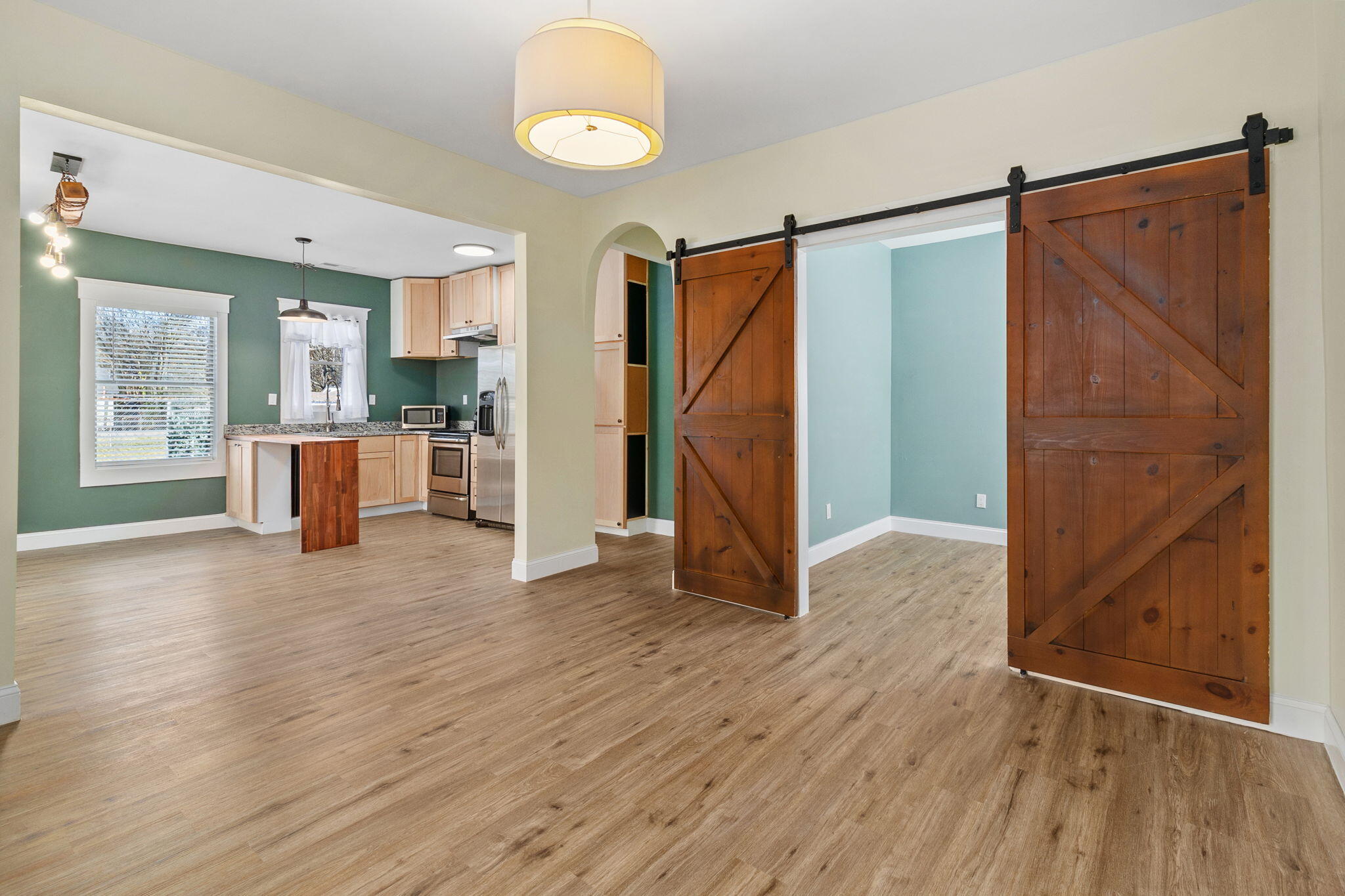 1607 East 50th Street Chattanooga, TN 37407 - Photo 5 of 38 Lovely color accents