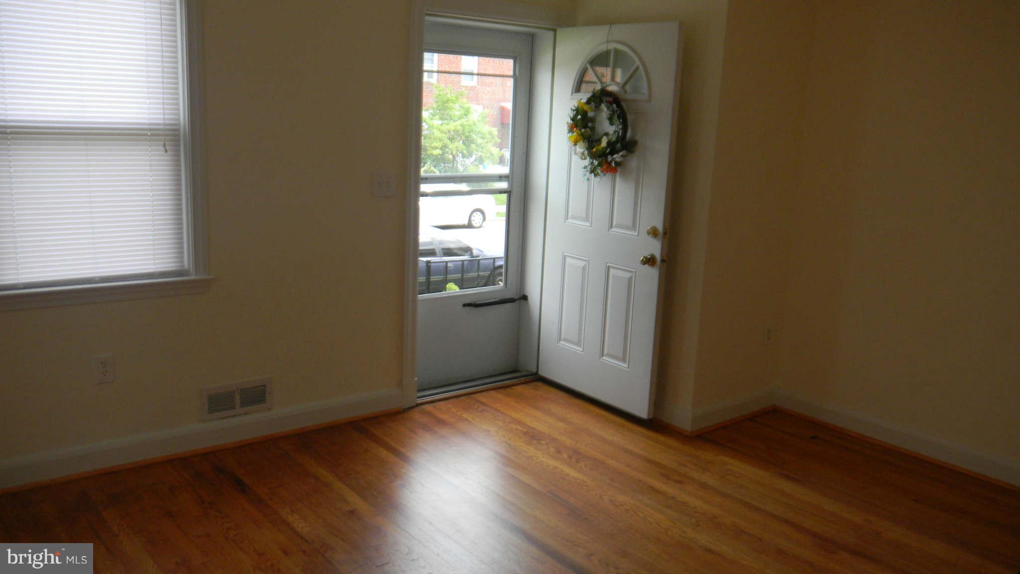 4856 Greencrest Road Baltimore, MD 21206 - Photo 3 of 25 Living Room