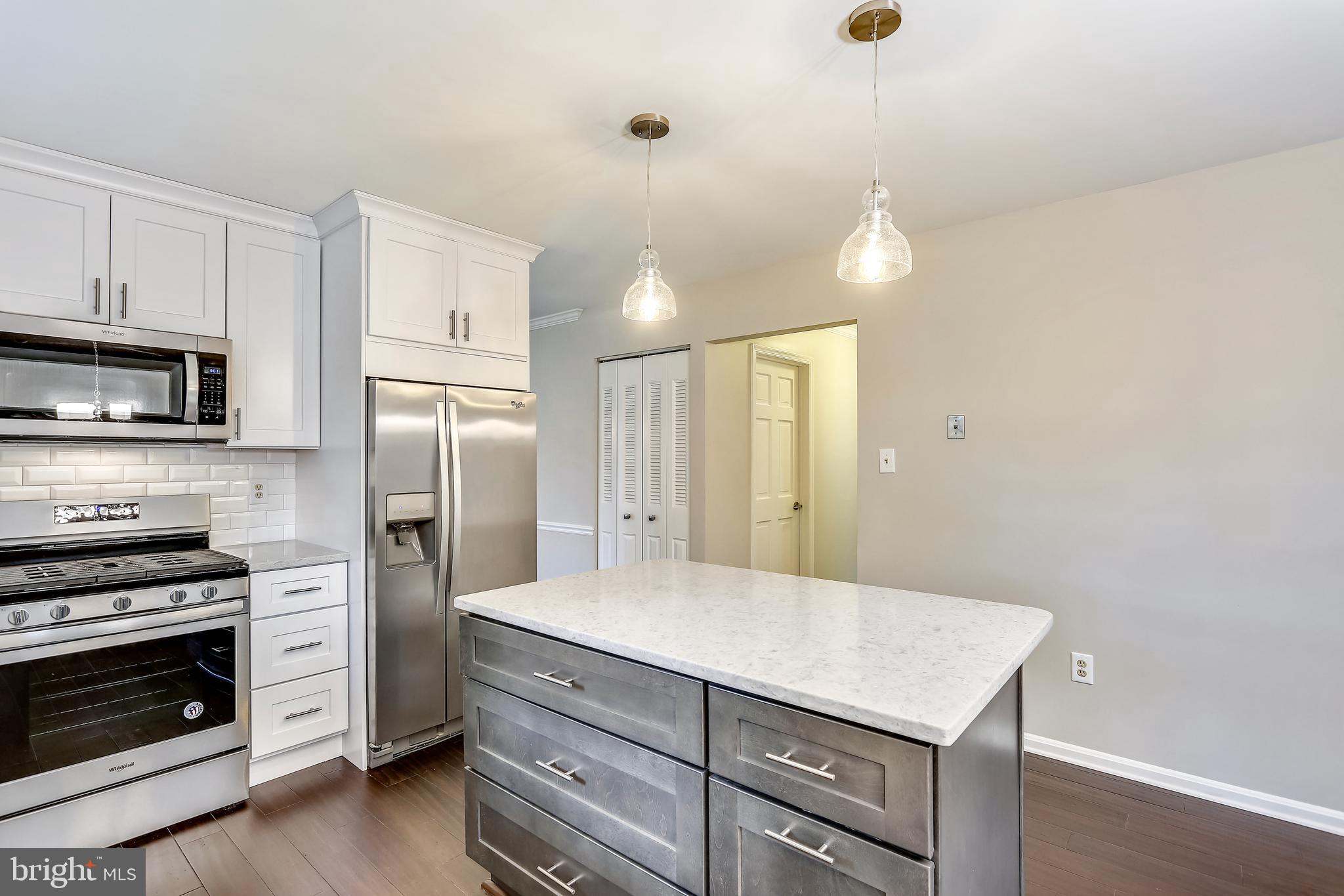 129 Summit Hall Road Gaithersburg, MD 20877 - Photo 18 of 48 Kitchen w/ quartz center island