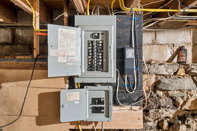 a view of entryway and kitchen