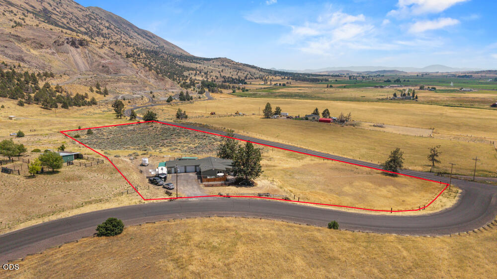11453 Hill Road Klamath Falls, OR 97603 - Photo 4 of 75 Gallery Image 4