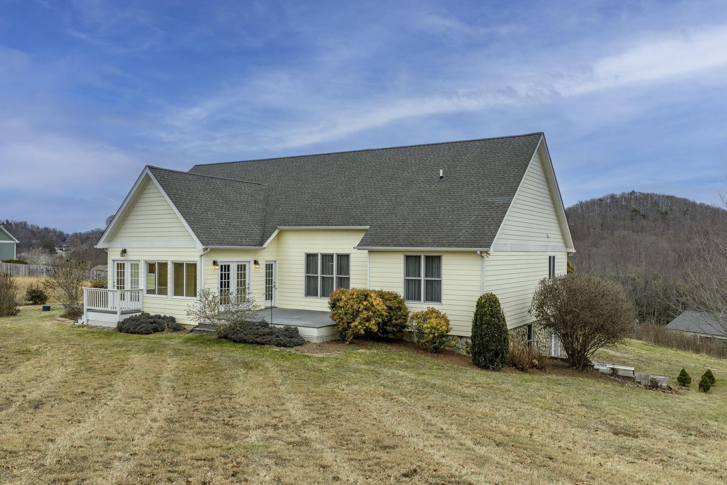120 Springridge Lane Fairfield, VA 24435 - Photo 55 of 56 front view of a house with a yard