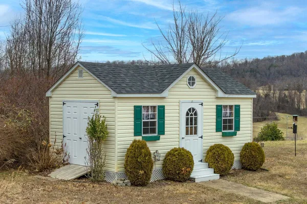 a view of a house with a yard