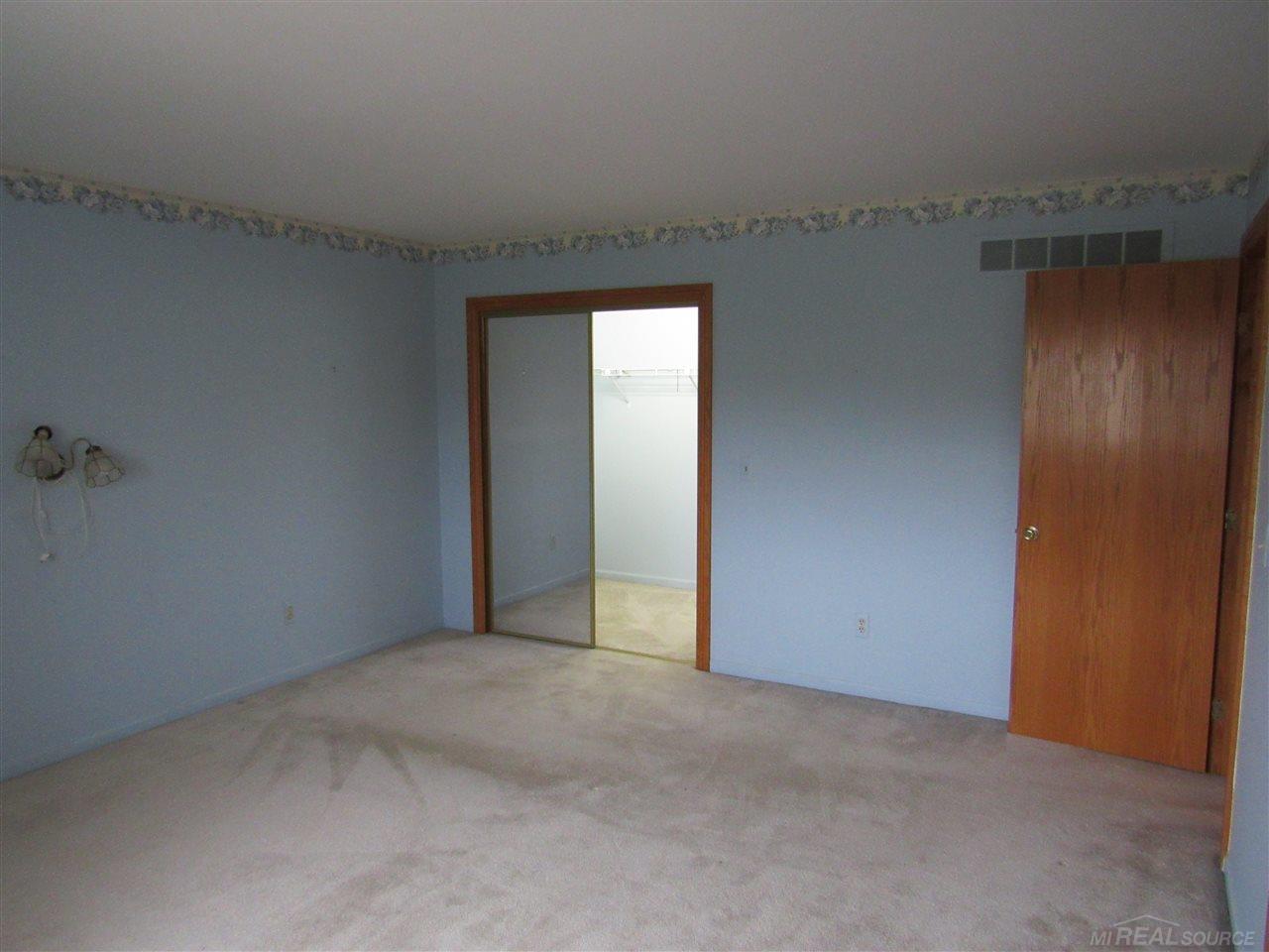 2204 Rochelle Park Drive Rochester, MI 48309 - Photo 20 of 43 31349846-19.JPG