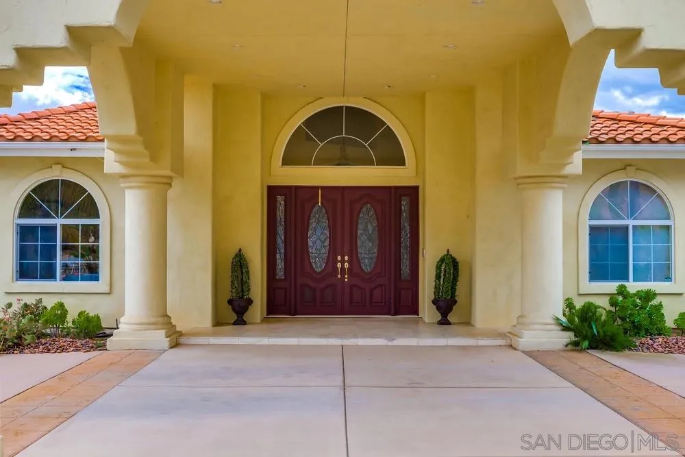 15853 Broad Oaks Road El Cajon, CA 92021 - Photo 3 of 25 Gallery Image 3