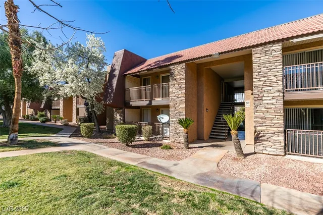 $1,100 | 5081 River Glen Drive, Unit 114, Las Vegas, NV 89103