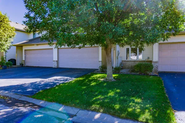 $274,900 | 1122 Crystal Place West, Chaska, MN 55318