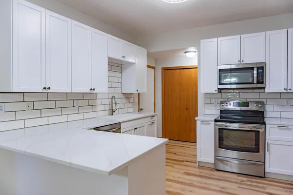 $274,900 | 1122 Crystal Place West, Chaska, MN 55318