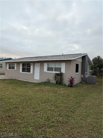 a view of a house with a backyard