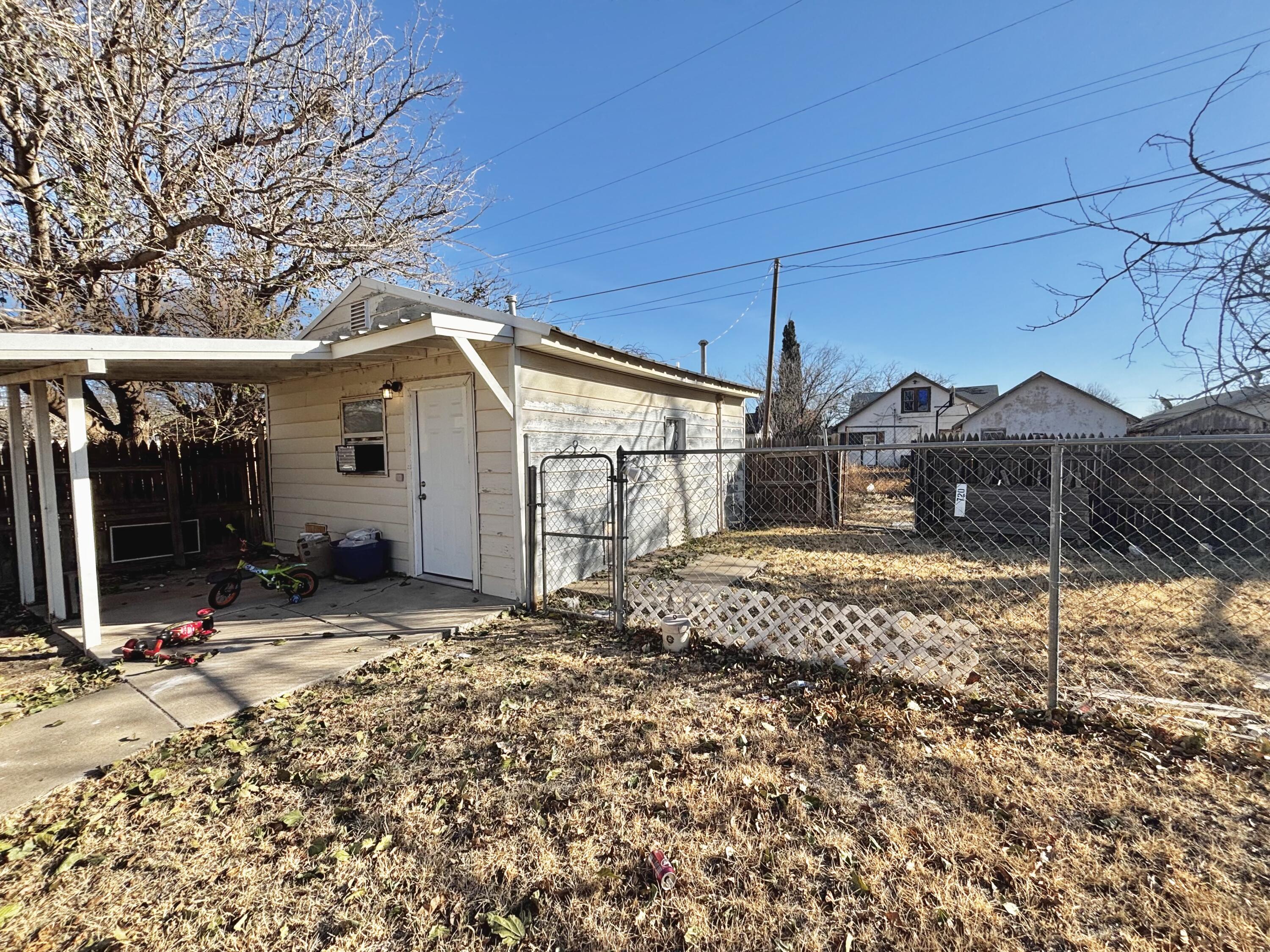720 South 11th Street Slaton, TX 79364 - Photo 5 of 32 a view of a house with a yard