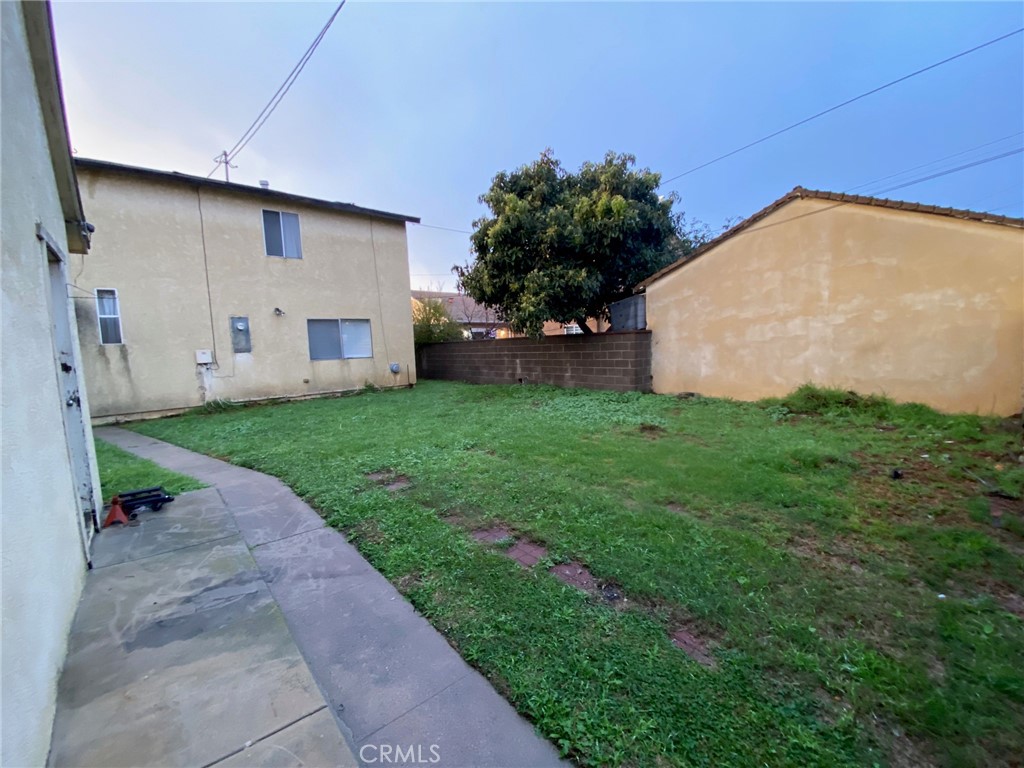 1190 South K Street Oxnard, CA 93033 - Photo 21 of 43 a view of a back yard of the house