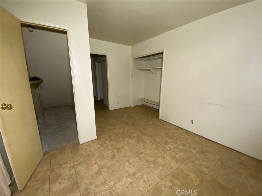 1190 South K Street Oxnard, CA 93033 - Photo 32 of 43 an empty room with closet