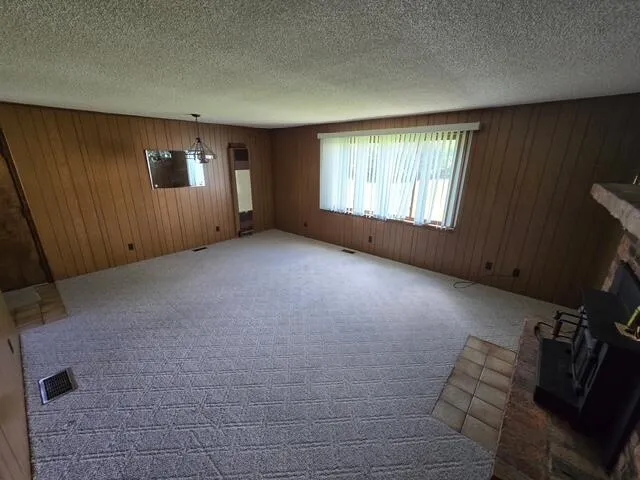 $2,000 | 15935 Foch Street, Livonia, MI 48154