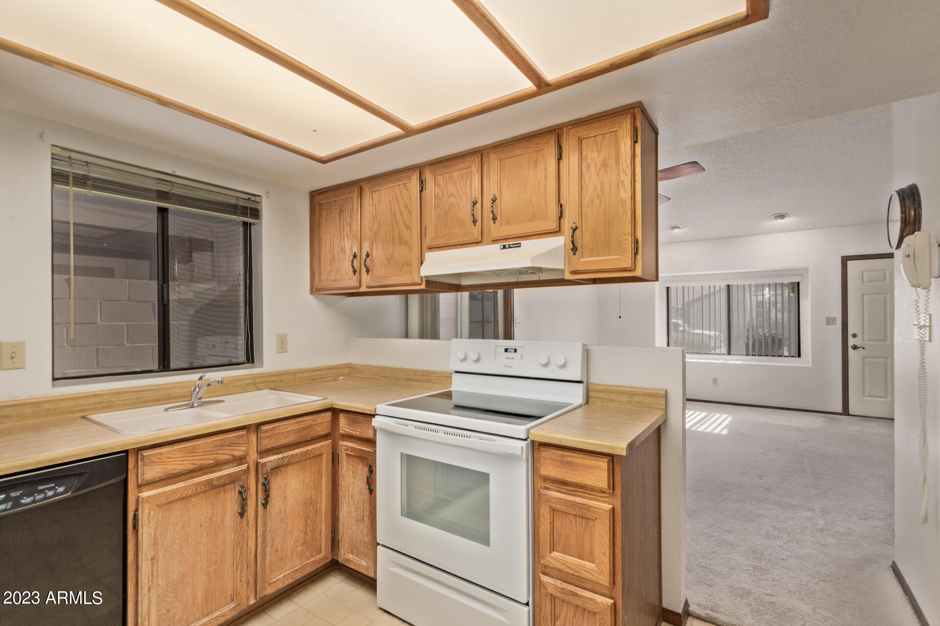 542 South Higley Road, Unit 11 Mesa, AZ 85206 - Photo 8 of 26 Kitchen