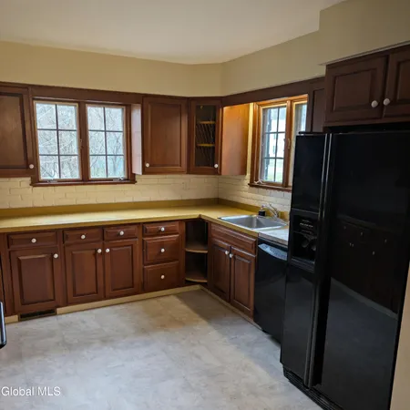 $2,700 | 1556 Dean Street, Niskayuna, NY 12309