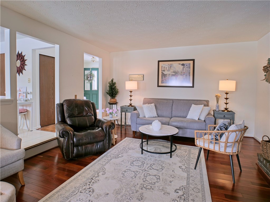 3 Freshfield Rise Perinton, NY 14450 - Photo 8 of 35 Family room