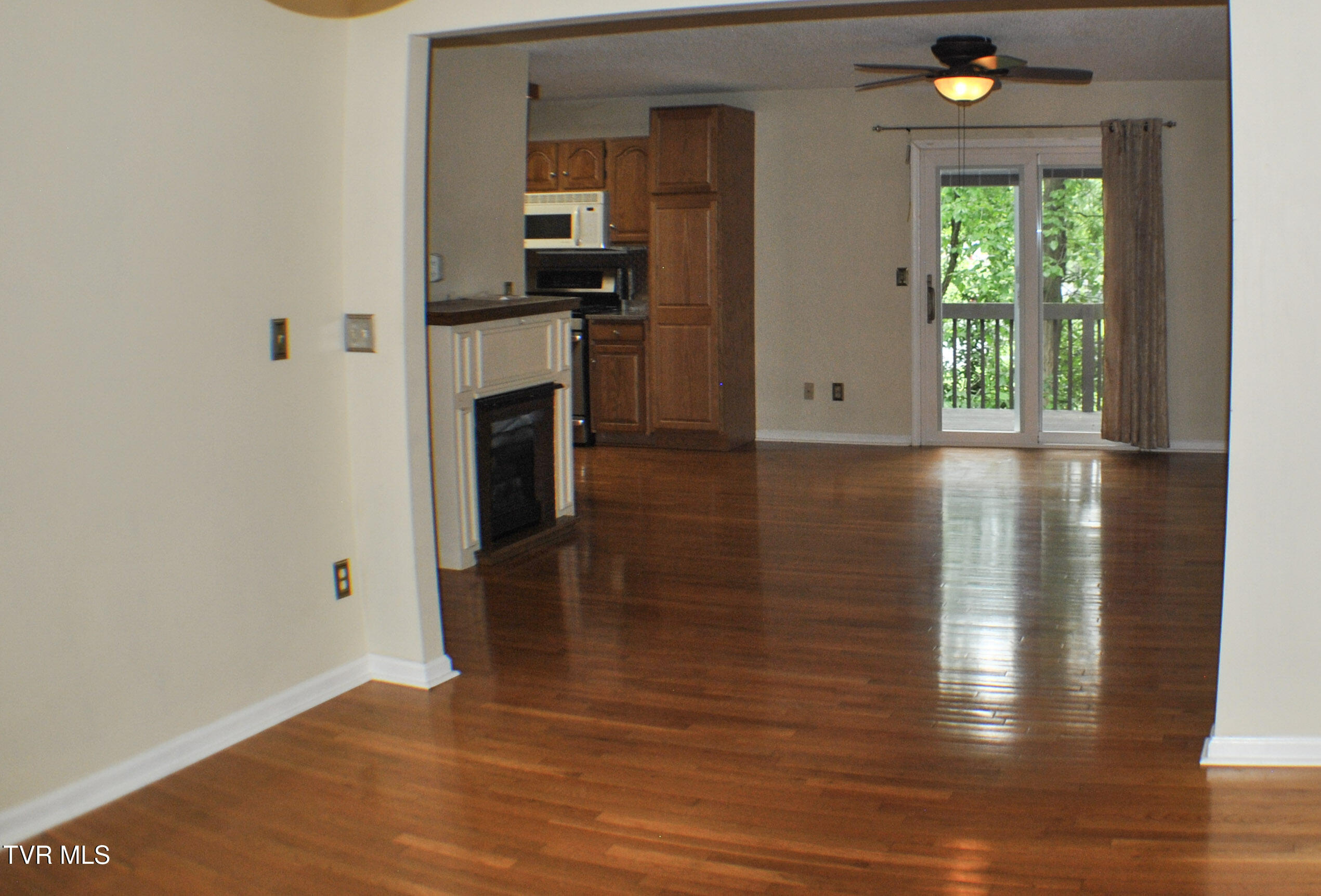 2700 Indian Ridge Road, Unit 23 Johnson City, TN 37604 - Photo 8 of 31 Living room