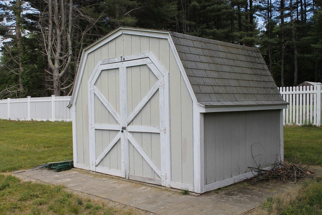 7 MacIntosh Road Bedford, MA 01730 - Photo 8 of 30