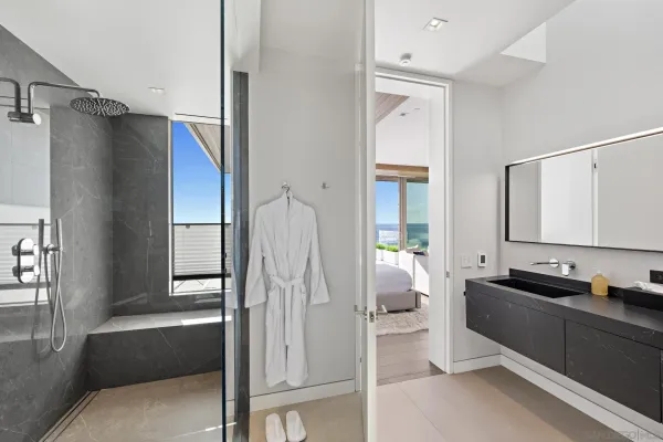a en suite bathroom with a double vanity sink and mirror