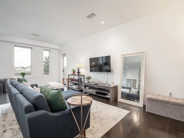 $4,500 | 2 West Sixth Street, Unit 306, Boston, MA 02127