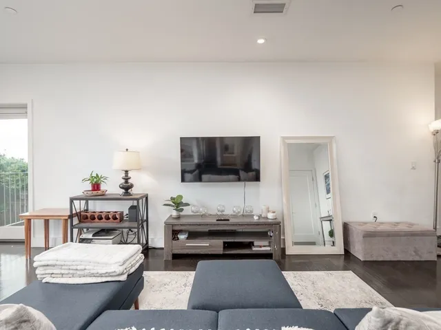 $4,500 | 2 West Sixth Street, Unit 306, Boston, MA 02127