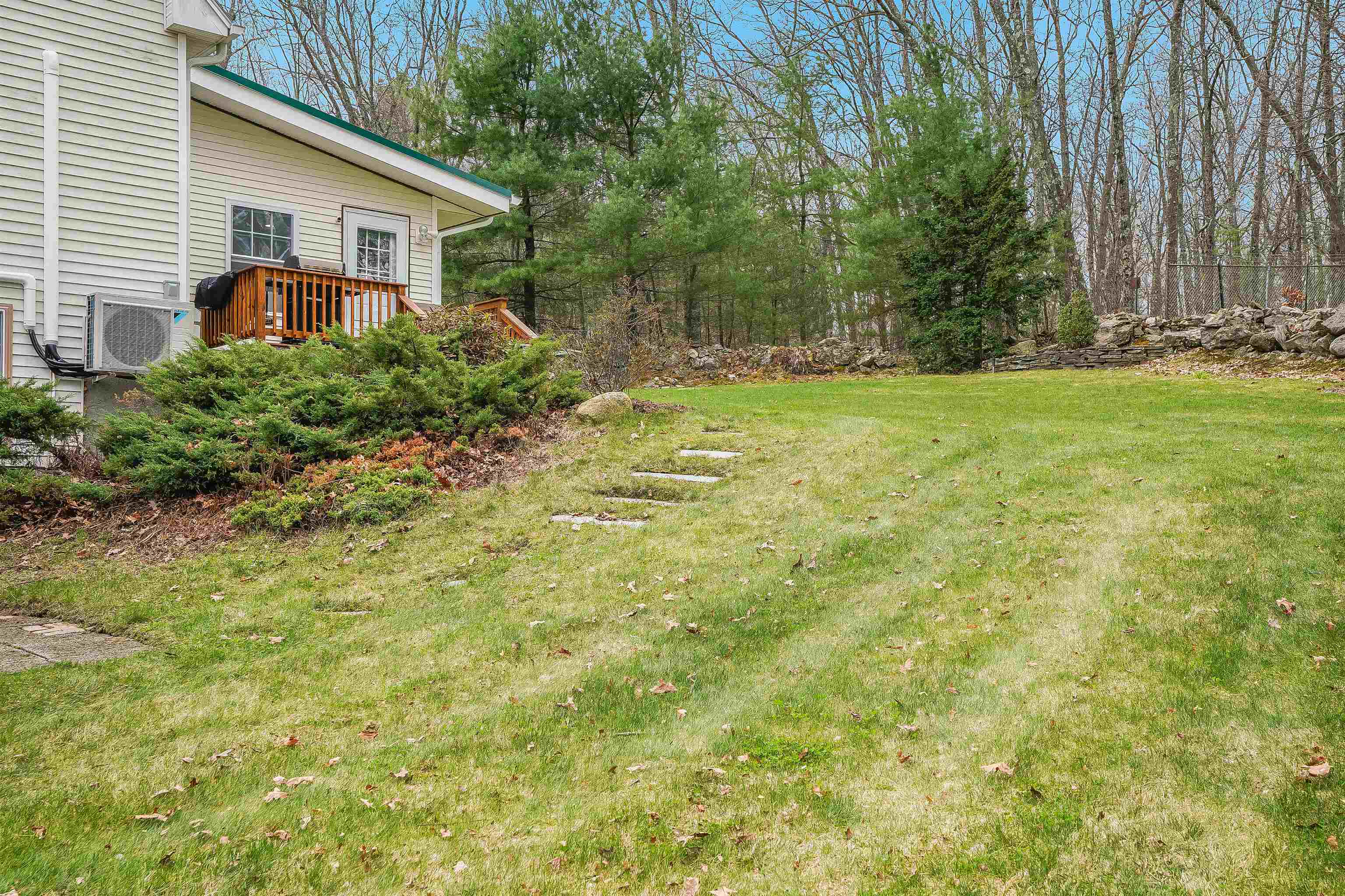 914 Mammoth Road Manchester, NH 03104 - Photo 12 of 41