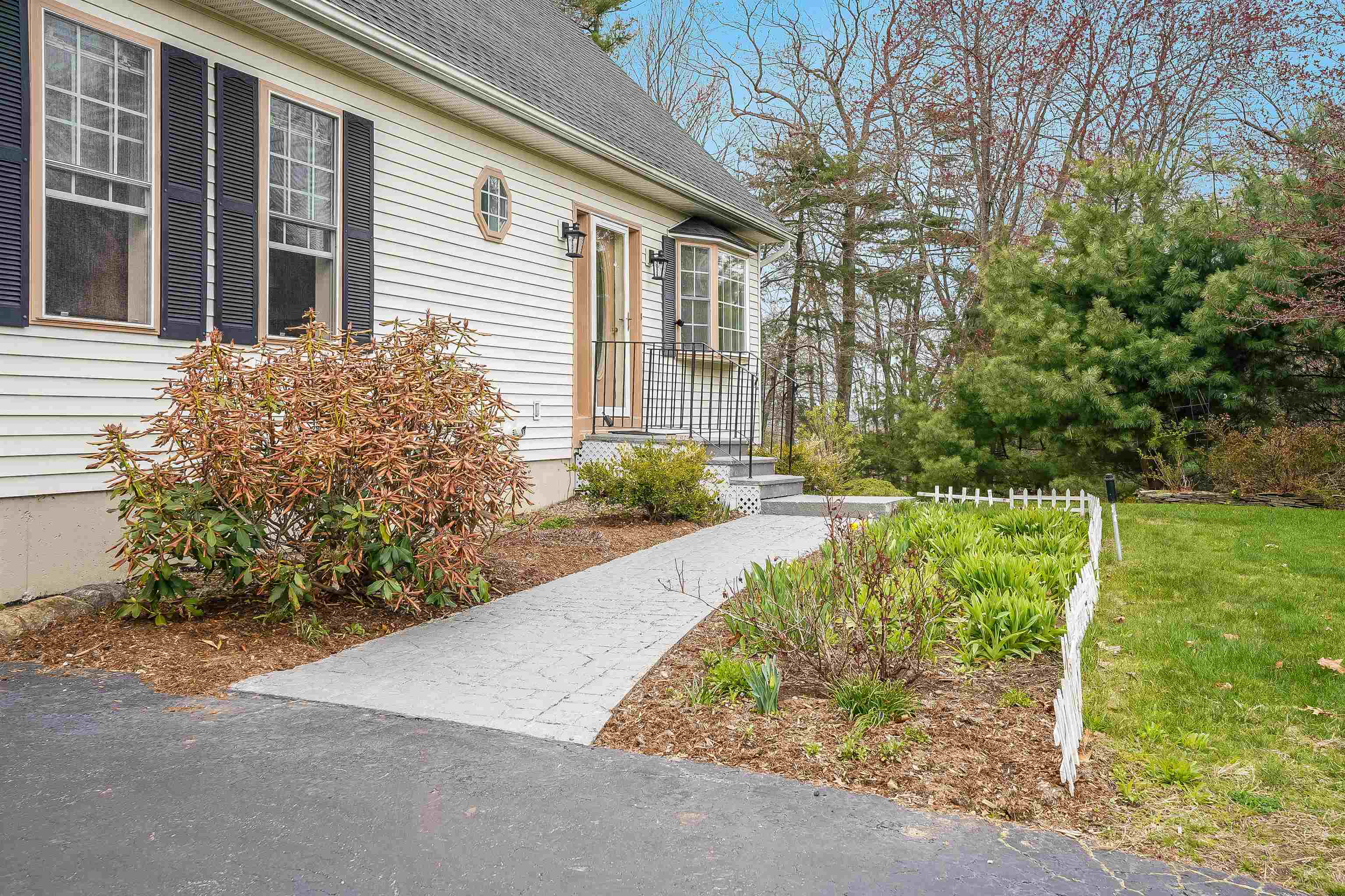 914 Mammoth Road Manchester, NH 03104 - Photo 2 of 41