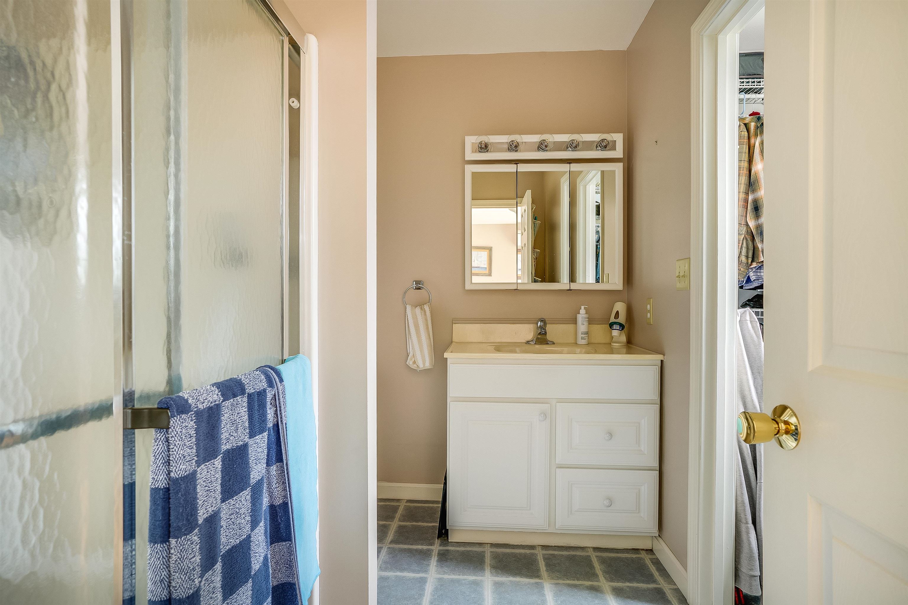 914 Mammoth Road Manchester, NH 03104 - Photo 32 of 41