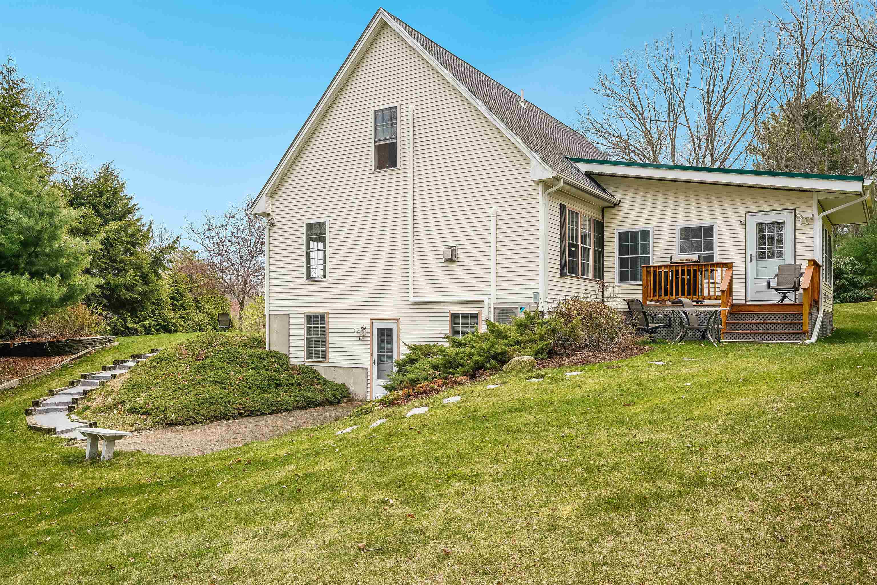 914 Mammoth Road Manchester, NH 03104 - Photo 5 of 41